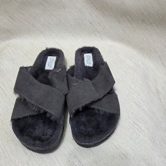 Stylus Woman's Grey Sandals with Fuzzy Foot Pads size 8 - Picture 2 of 7